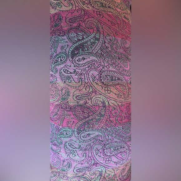 Elegant Paisley Scarf - Pink Hues - Picture 5 of 5